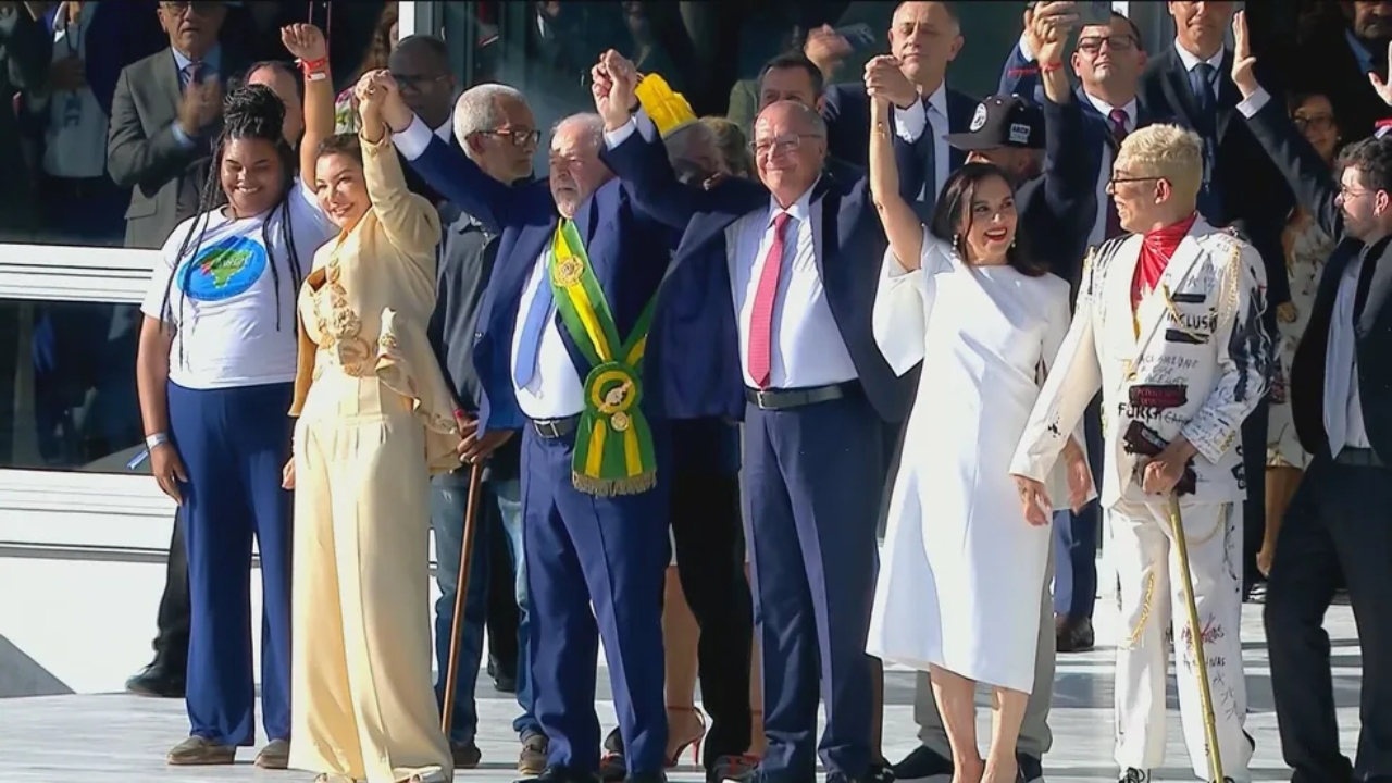 Quem são as pessoas que entregaram a faixa para o presidente Lula?