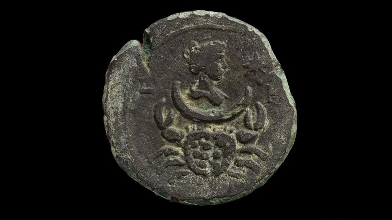 Moeda de 1850 anos com representação de deusa romana é encontrada em Israel