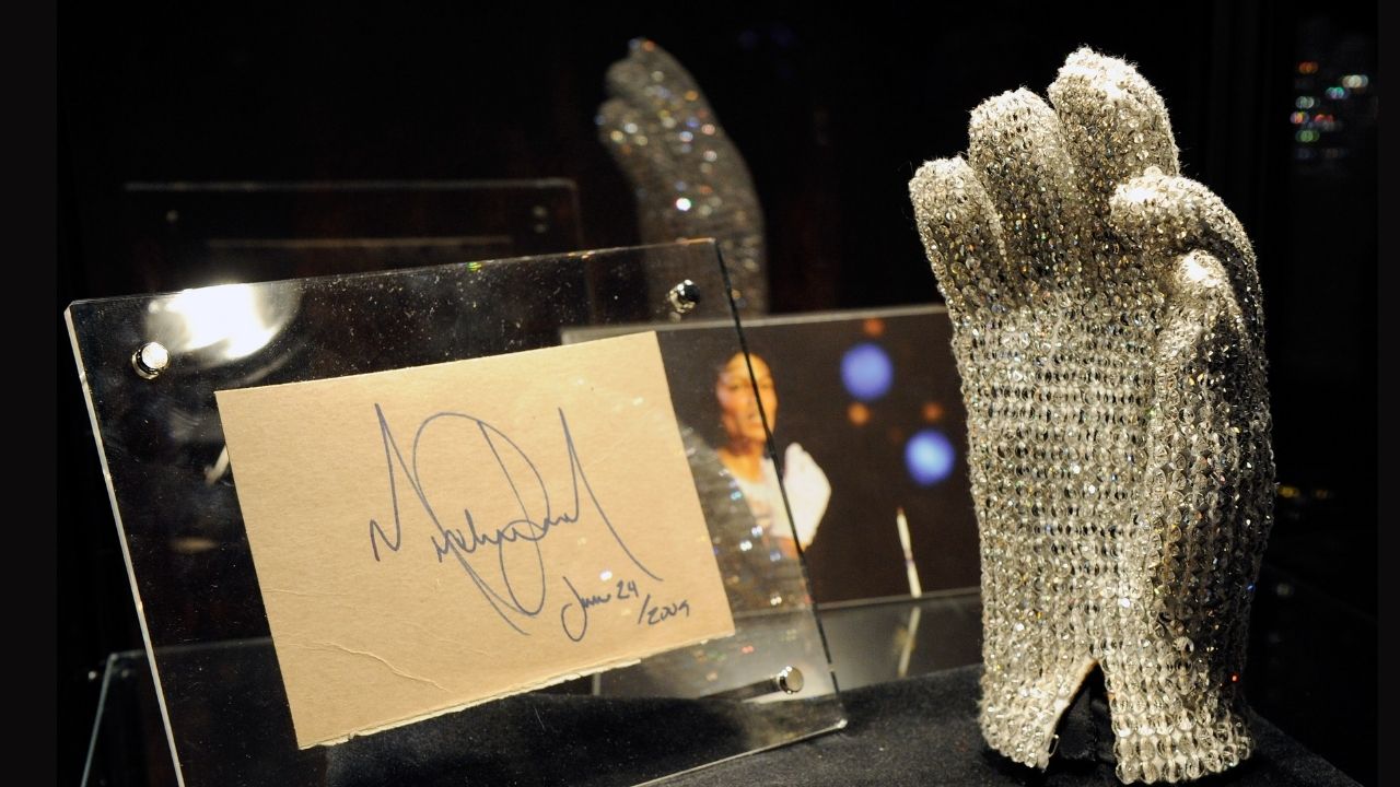Luva icônica de Michael Jackson será vendida para comprar vacinas na Guiné Equatorial