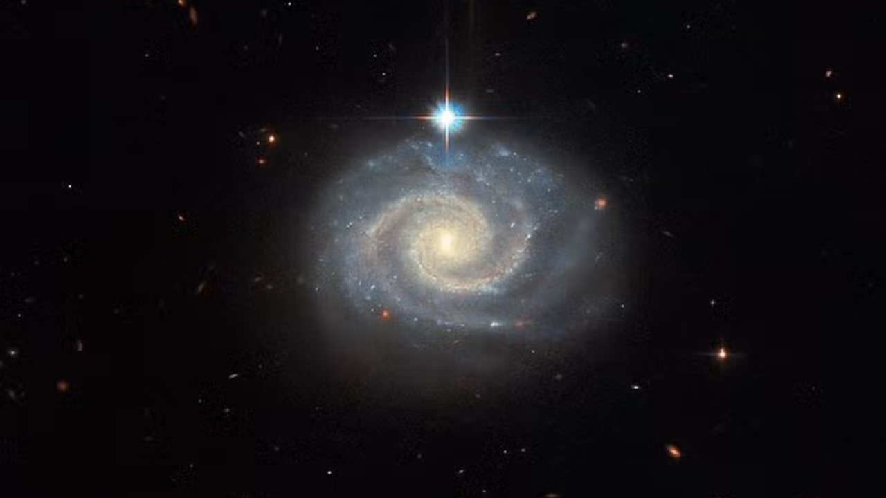 Telescópio Hubble capta luz ‘proibida’ em galáxia que está a 275 milhões de anos-luz