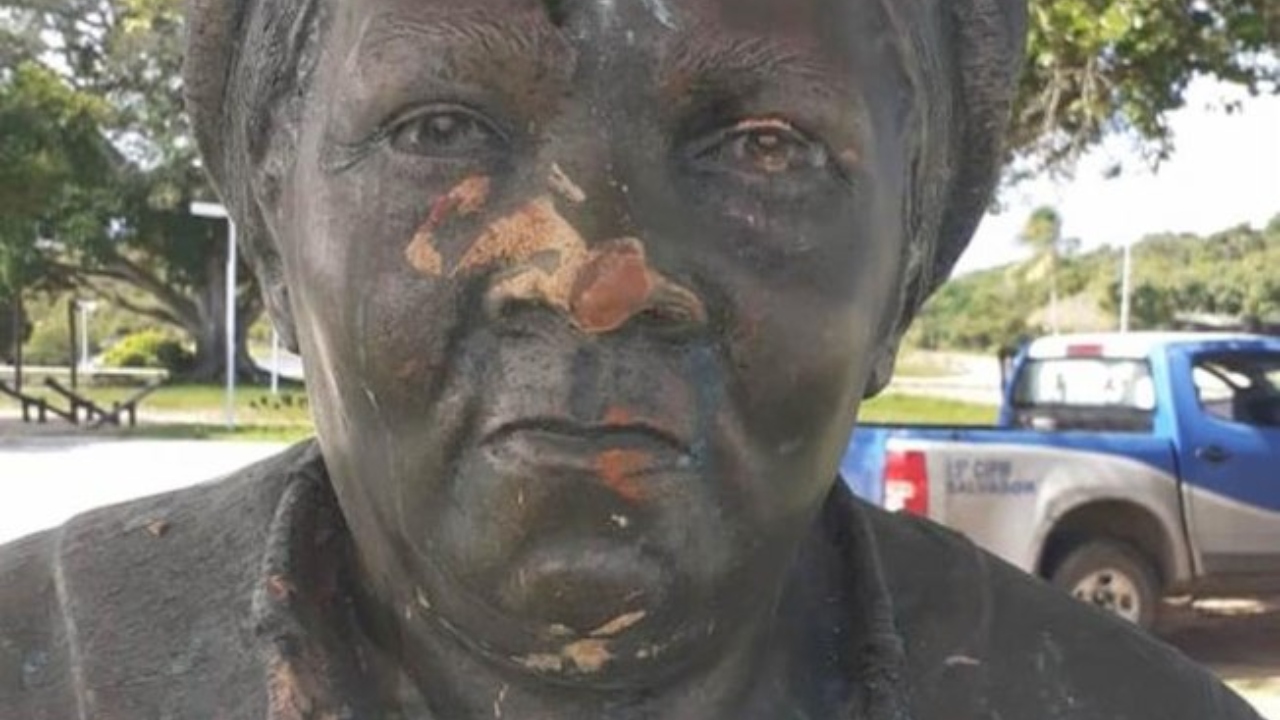 Estátua de Mãe Gilda é alvo de vandalismo na Bahia