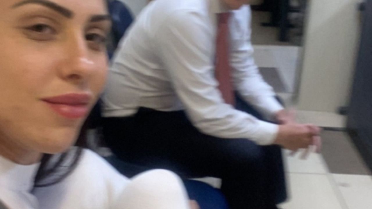 Advogados da mãe de Henry explicam contexto da selfie tirada em dia de depoimento