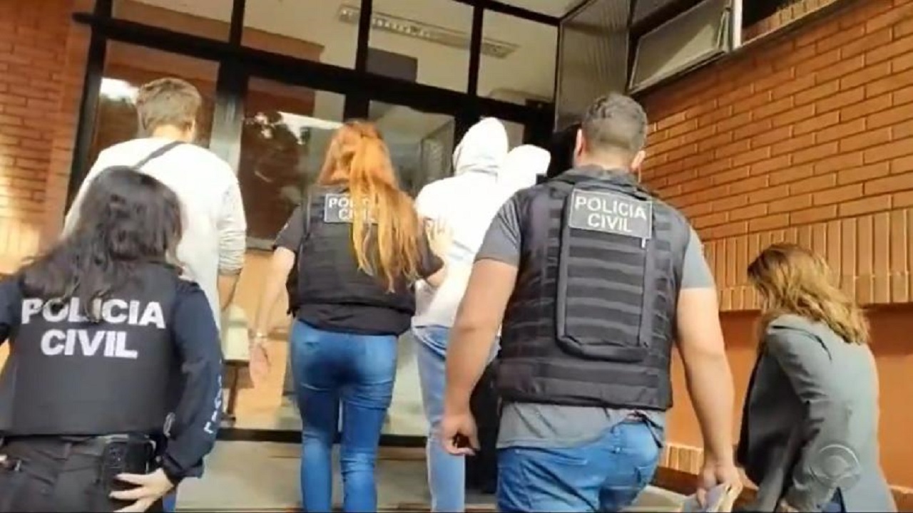 Mulher é presa por suspeita de entregar filha para abuso em troca de mesada