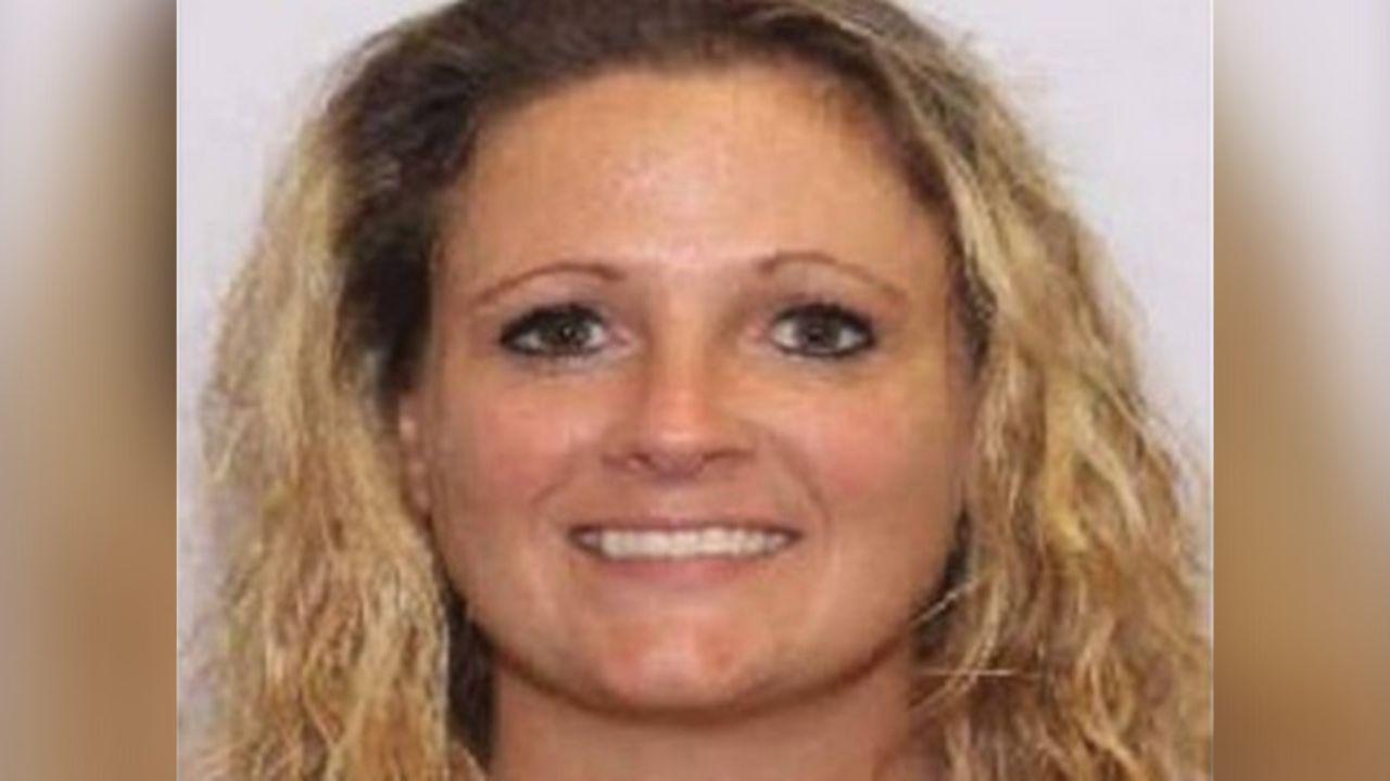 Mulher é presa após abandonar filhos em ilha e fugir com o namorado nos EUA