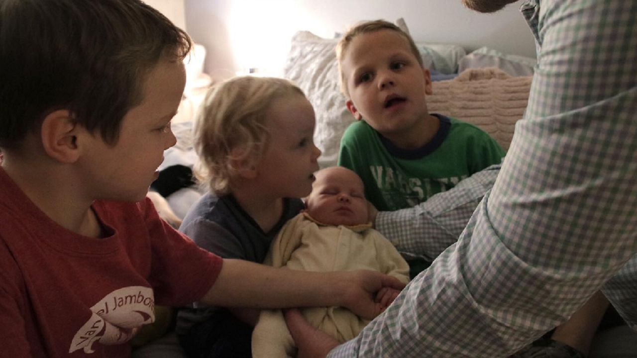 Após quase três décadas de união e 14 filhos, casal americano celebra o nascimento da 1ª filha