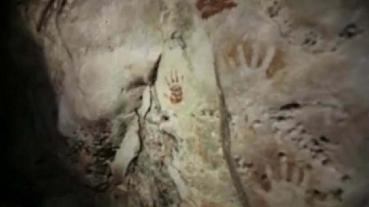 Caverna maia repleta de gravuras de mãos de mil anos é encontrada no México