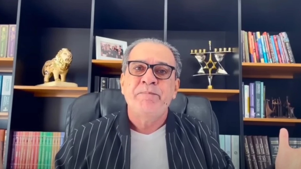 Em Londres para o funeral da rainha, Silas Malafaia se envolve em confusão com manifestante