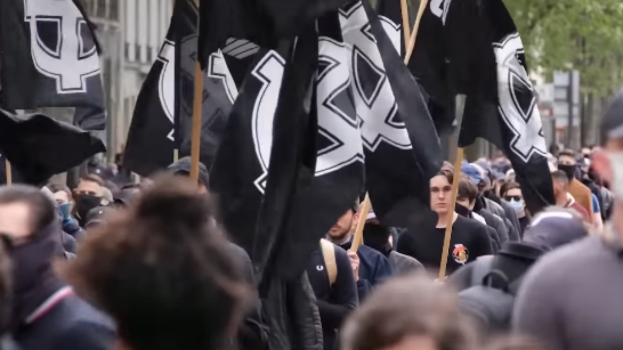 Polícia parisiense recebe críticas ao autorizar protestos homenageando neonazista