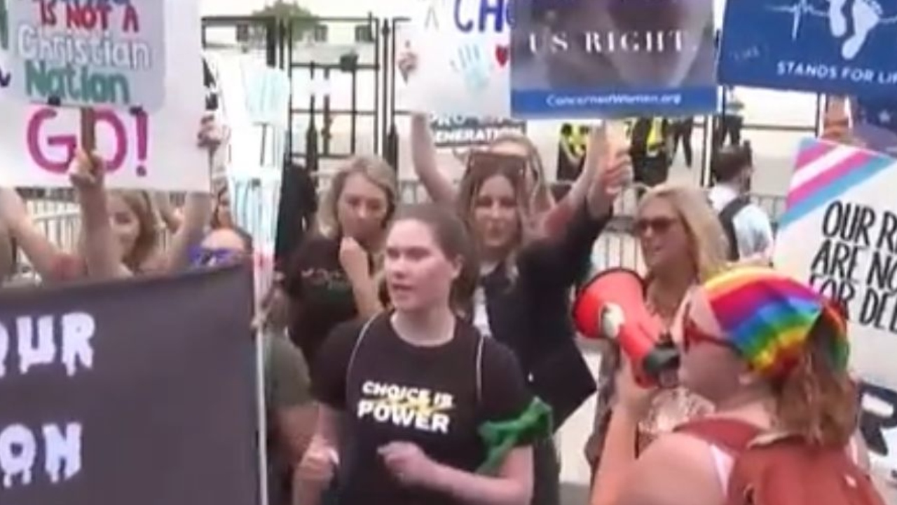 Proibição do aborto: Manifestação ocorre em frente à tribunal nos EUA