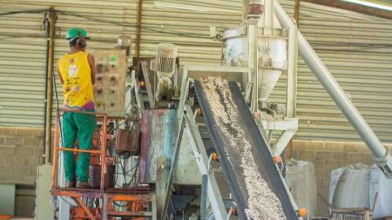 Homem cai em máquina de concreto, fica preso e morre, na Bahia