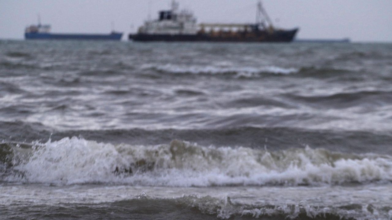 Vazamento de óleo no Mar Negro ameaça ecossistema russo