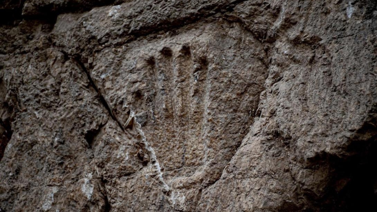 Marca de mão misteriosa é encontrada em fosso do período das Cruzadas em Israel