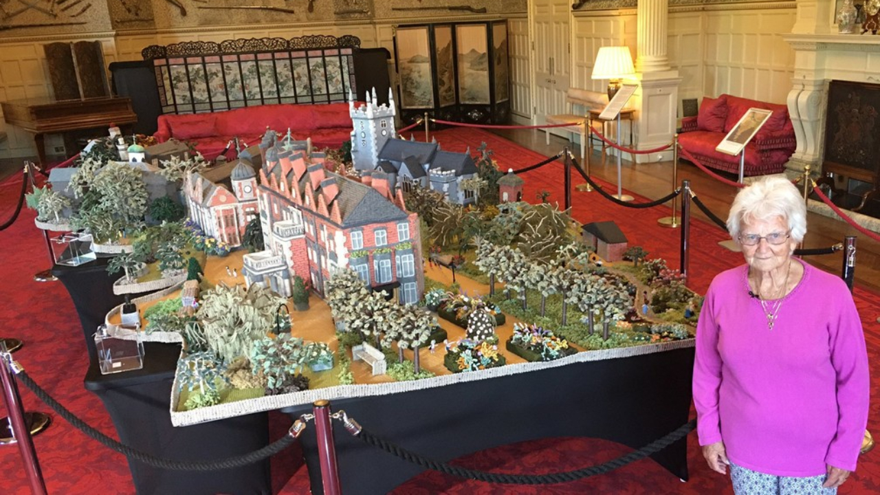 Idosa reproduz casa de campo da rainha Elizabeth II apenas em tricô