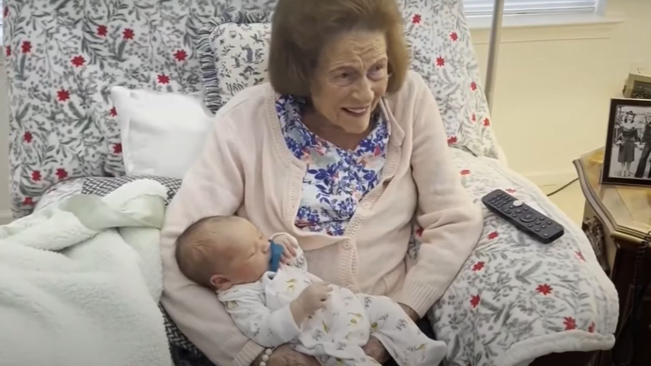 Mulher de 99 anos conhece seu 100° bisneto