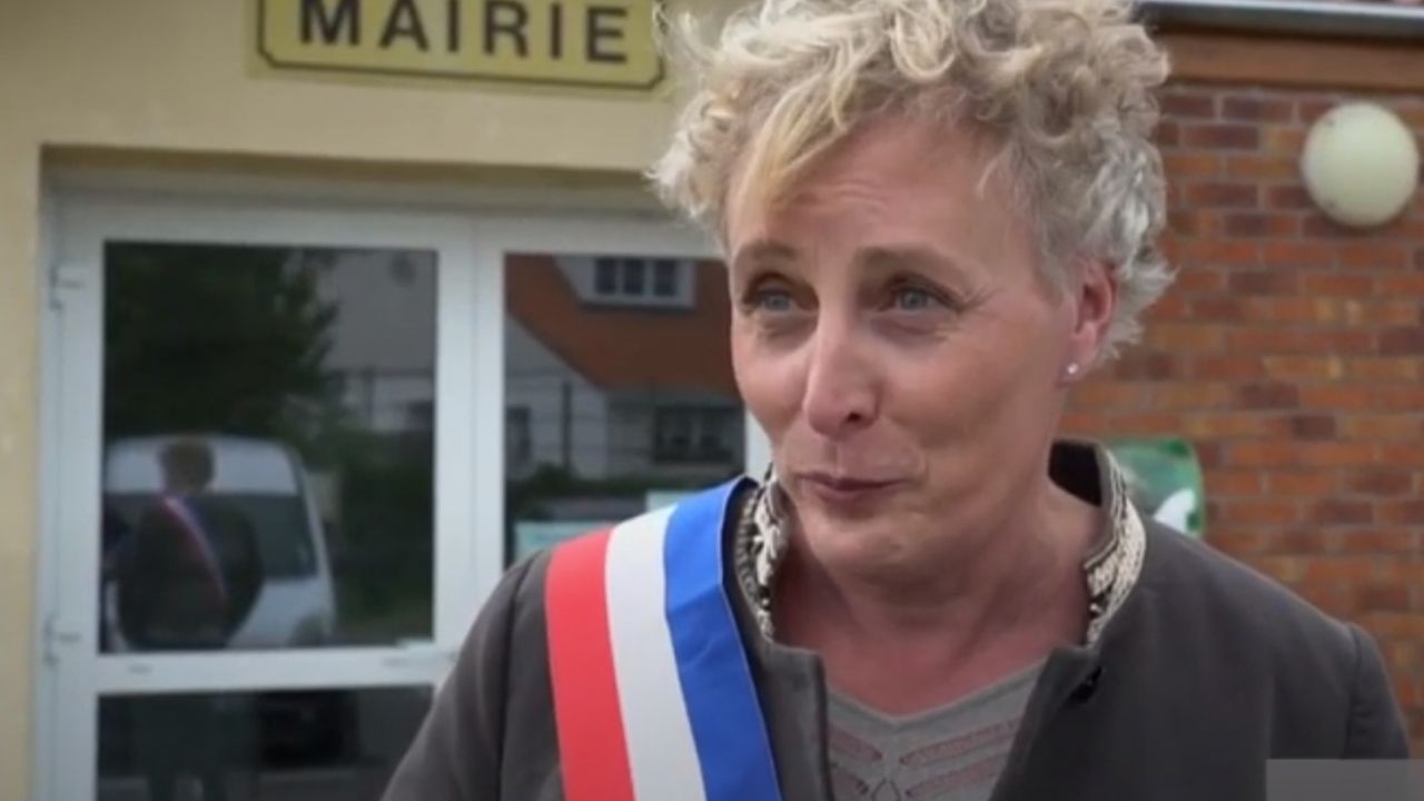 Pela primeira vez, cidade na França elege mulher trans como prefeita