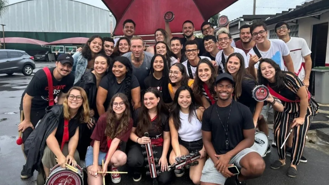 Vocalista da banda Coldplay surpreende alunos da USP durante ensaio da bateria