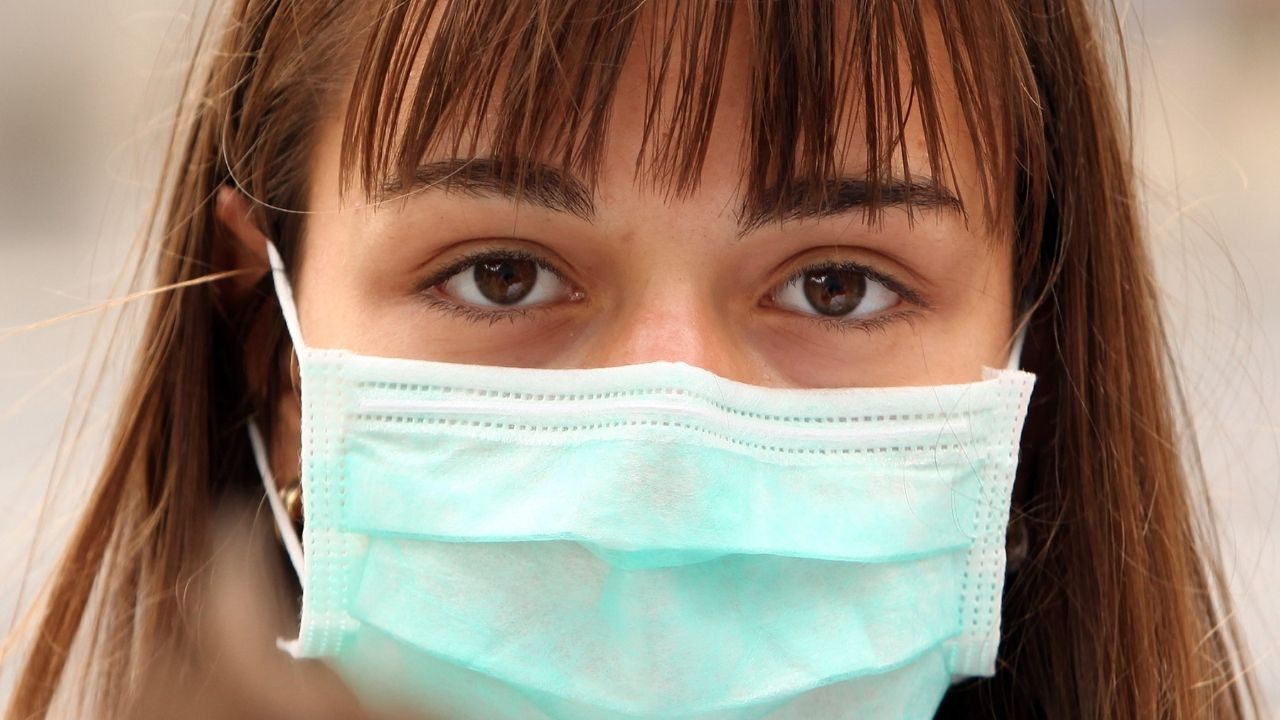 Em meio a aumento de covid-19, França volta com o uso obrigatório de máscaras em escolas