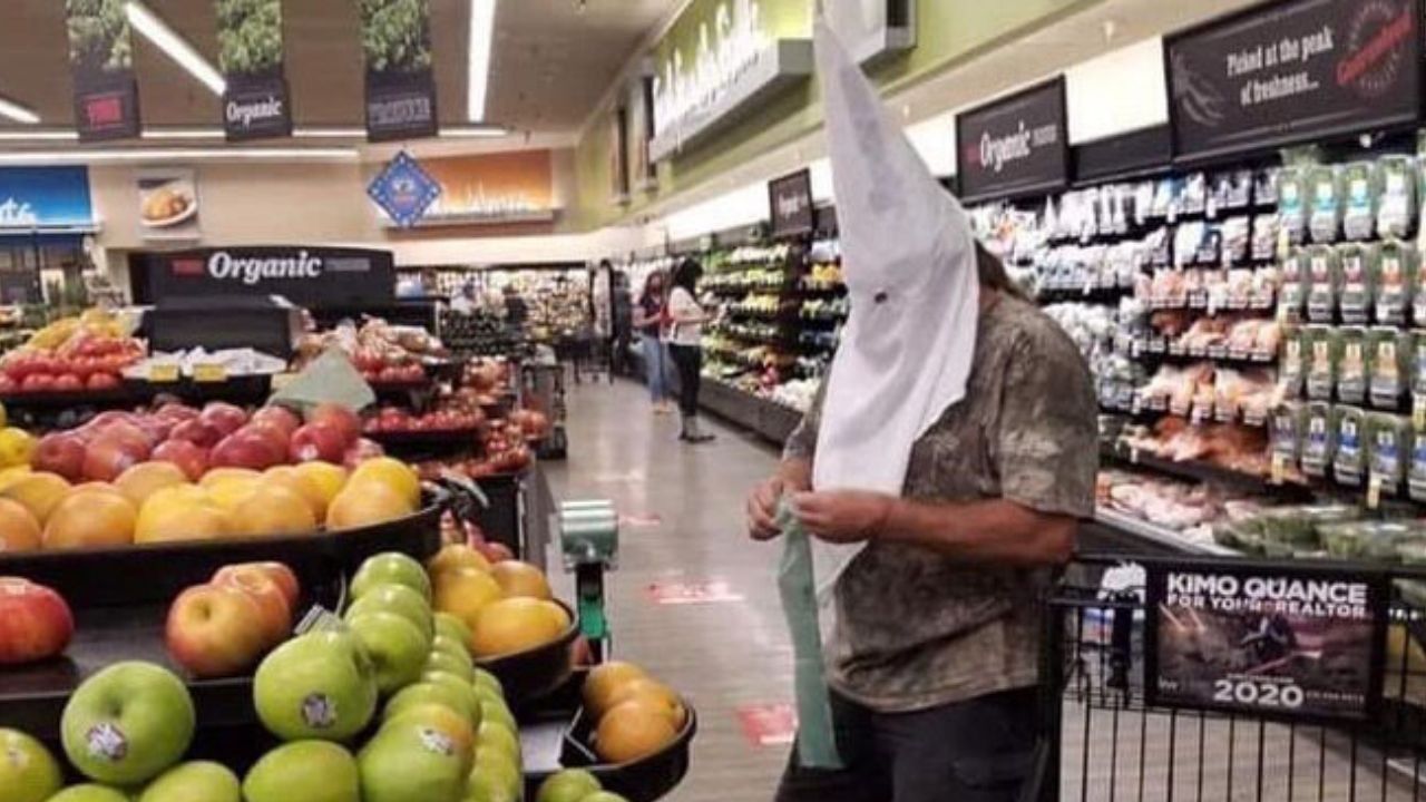 Homem que foi flagrado usando capuz da KKK em mercado dos EUA não será julgado