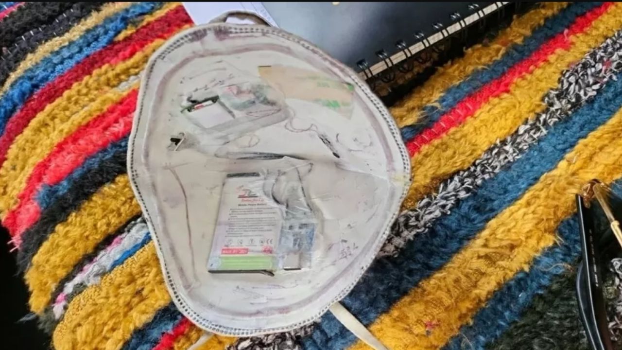 Na Índia, homem usa máscara do coronavírus para colar em prova