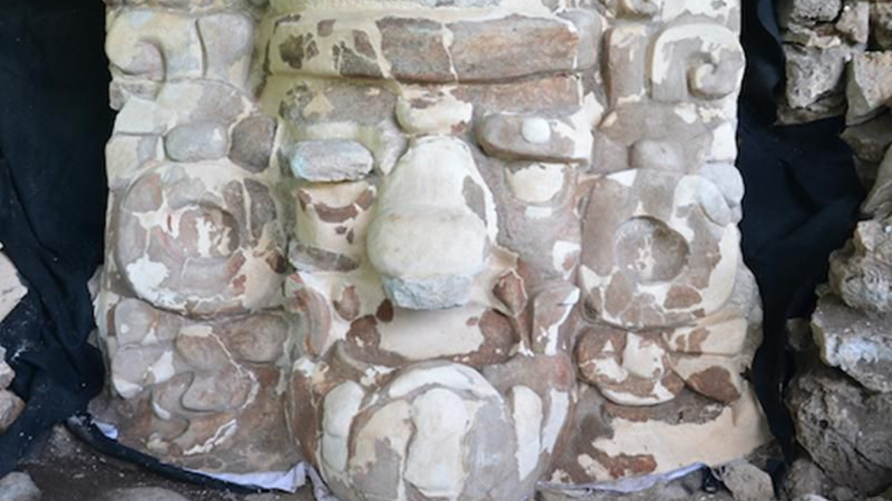 Pesquisadores restauram máscara gigante de 2 mil anos do Império Maia