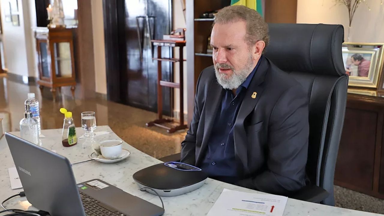 Investigado, governador do Tocantins é afastado do cargo por seis meses