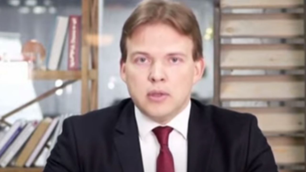 Em Belarus, opositor Maxim Znak foi detido e conduzido por homens não identificados