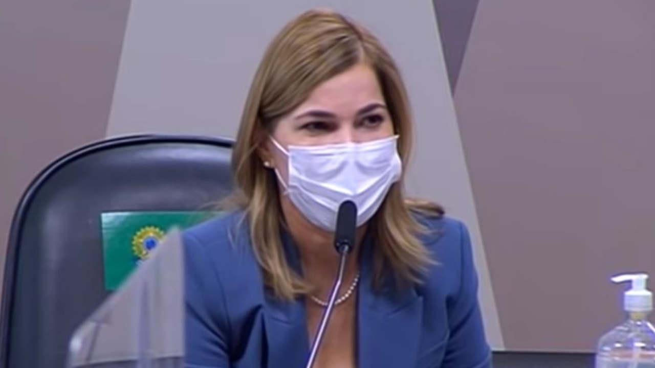 ‘Capitã Cloroquina’ é vacinada contra Covid-19 e recebe críticas na web