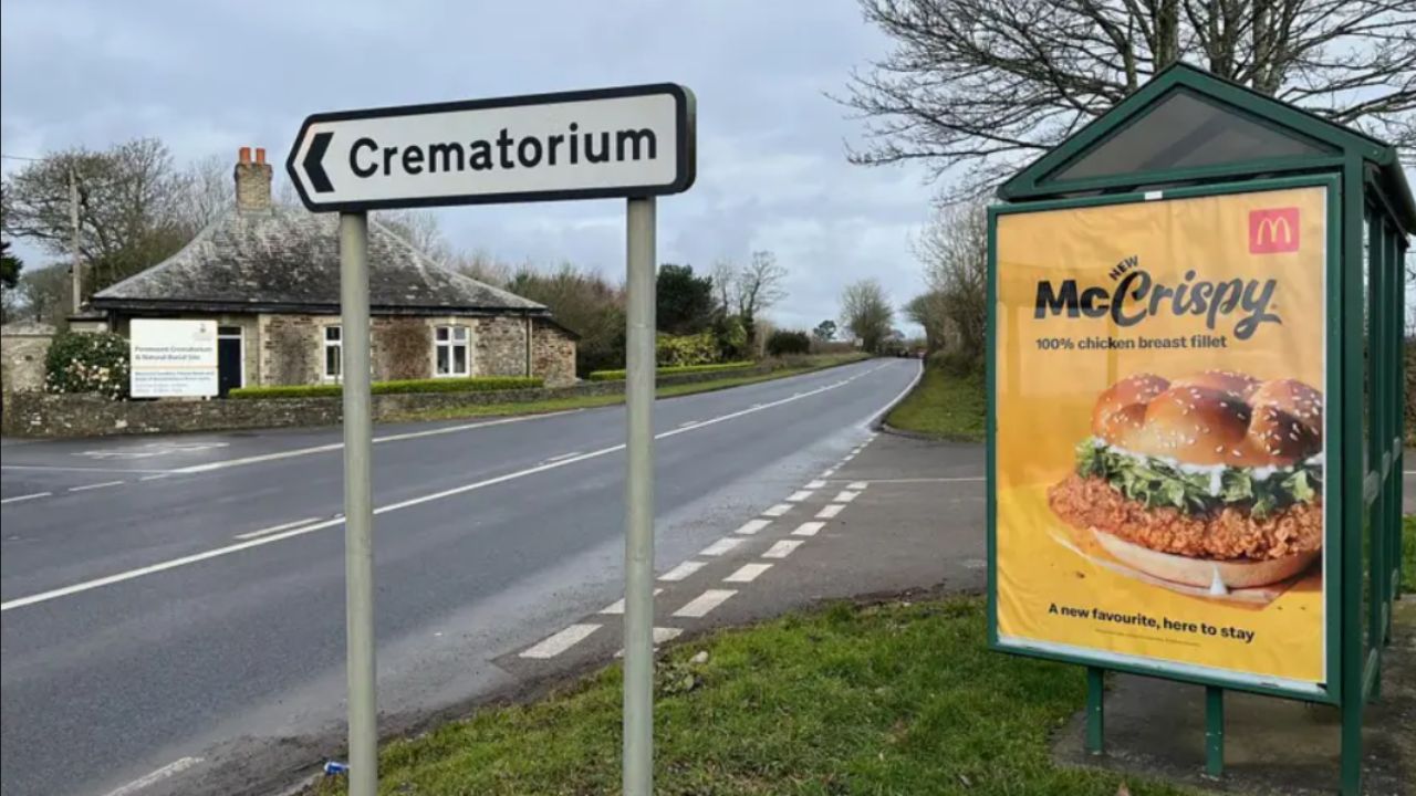 Após críticas, McDonald’s removerá outdoor na frente de crematório