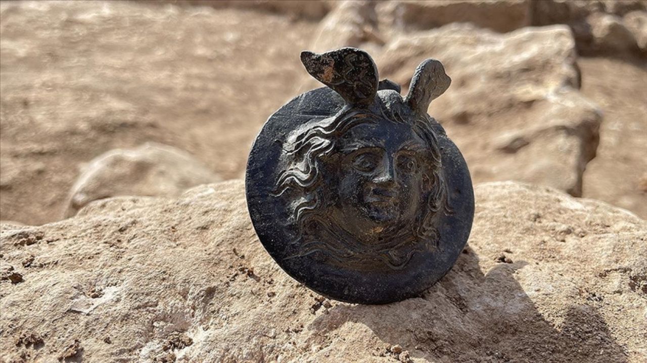 Artefato de 1.800 anos representando Medusa é encontrado na Turquia