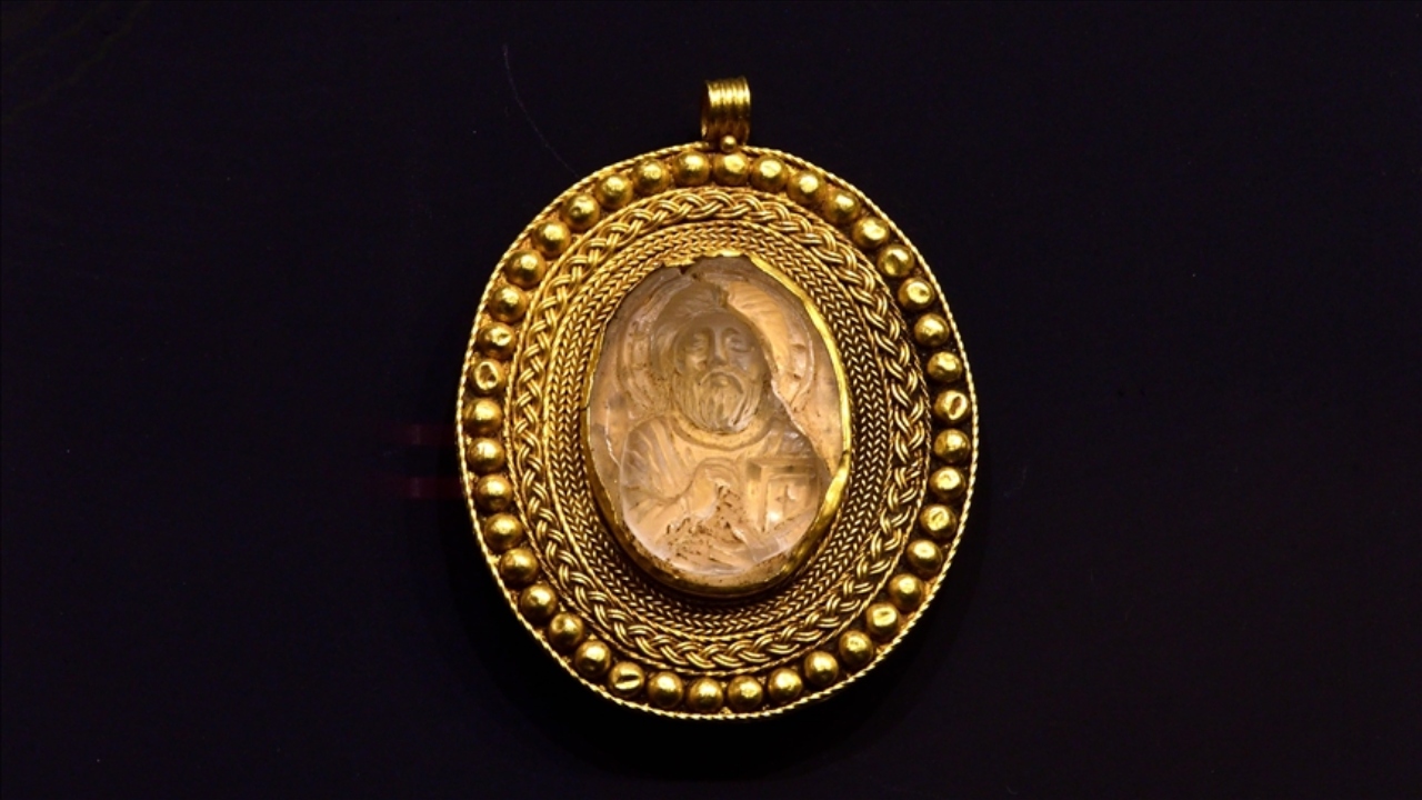 Museu turco exibe medalhão de ouro de 1500 anos