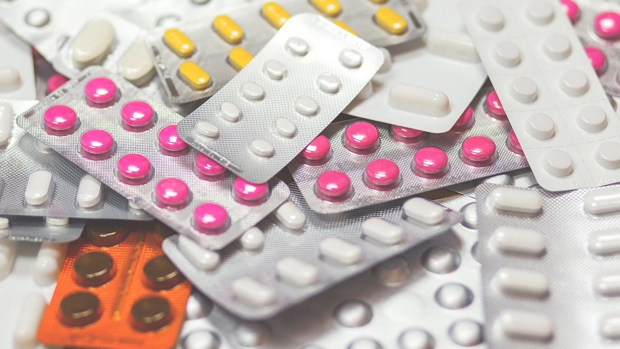 Bactérias benéficas de fezes humanas são aprovadas em medicamento inédito nos EUA