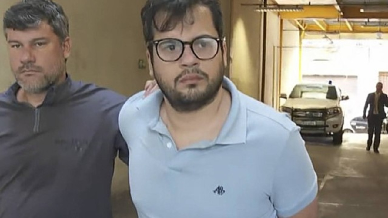 Anestesista preso por estupro afirma ser viciado em pornografia infantil
