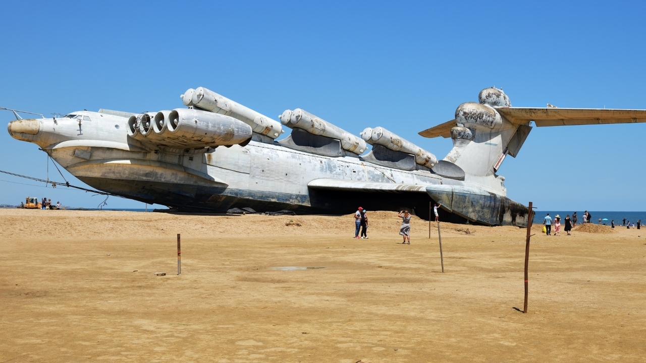 Mega-avião da era soviética é abandonado em praia da Rússia e vira atração turística