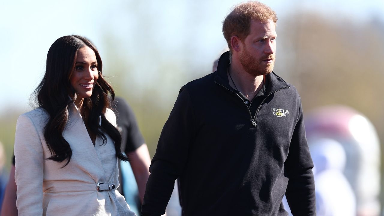 Meghan Markle empresta casaco de 19 mil reais para aquecer bebê em torneio