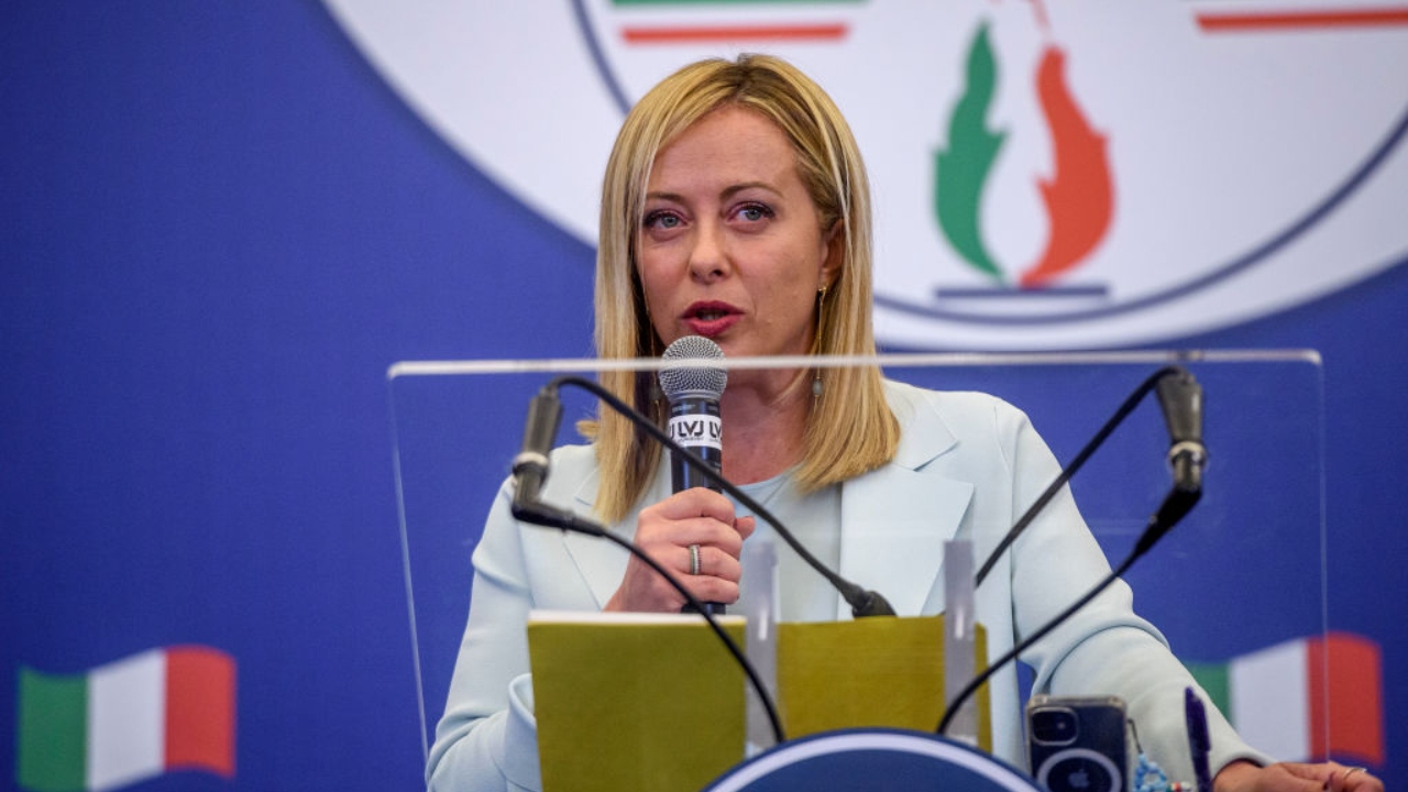 Após chamar premiê italiana de ‘bastarda’, escritor antimáfia é julgado