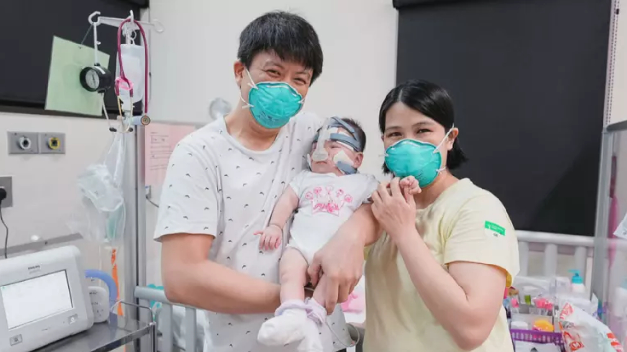 Após um ano internada, menor bebê do mundo recebe alta em Singapura