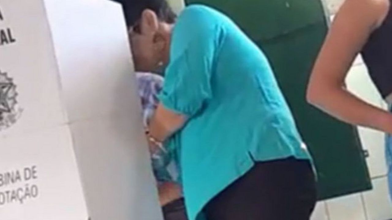Mesária é detida após tomar lugar de idoso durante votação na Bahia