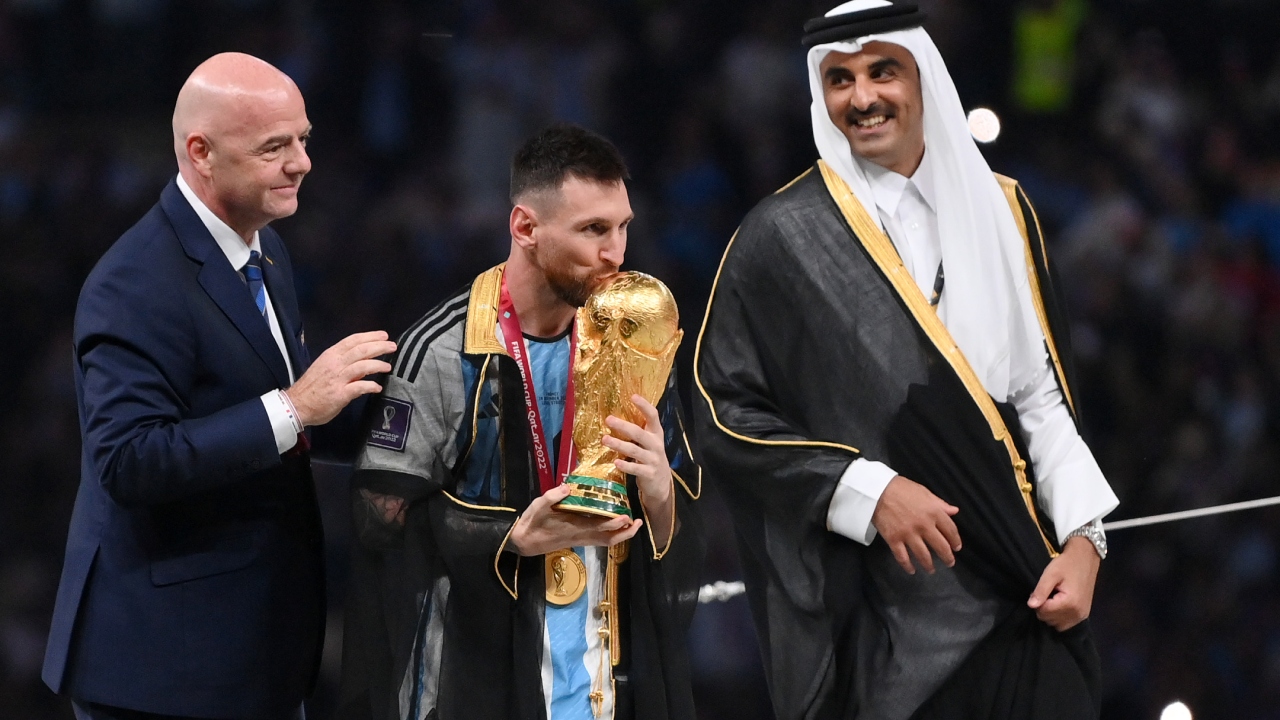 Copa do Mundo Catar: Qual o significado da roupa usada por Messi ao erguer a taça?