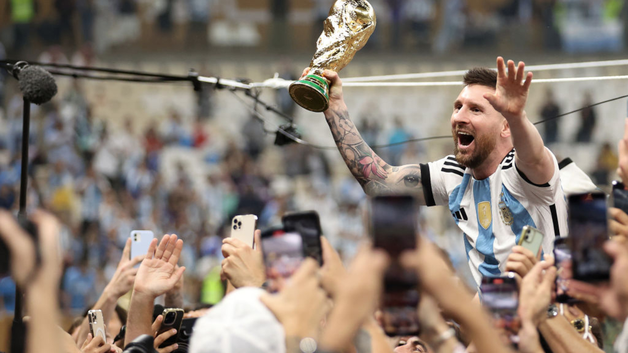 Homenagem: Após o título da Copa, Messi ganha um retrato gigante na neve