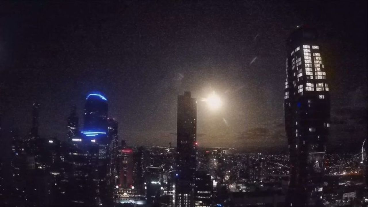 Meteoro explode e forma impressionante bola de fogo entre prédios na Austrália