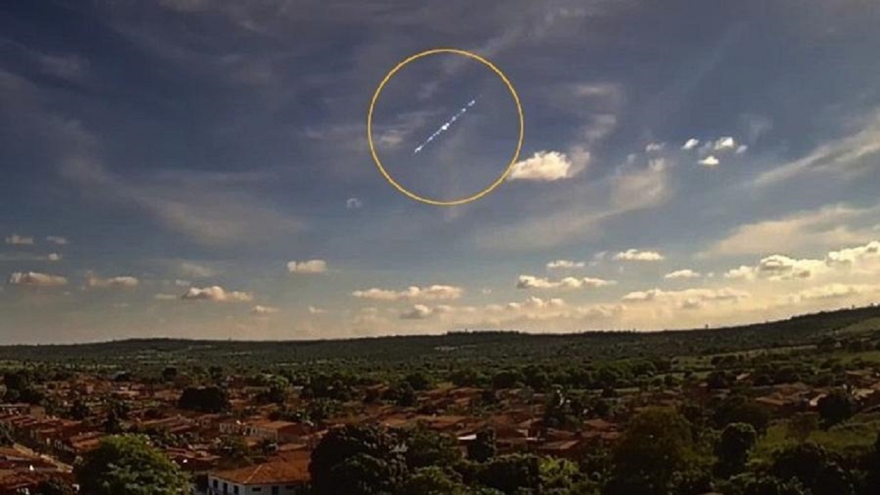 Estrondo vindo do céu: Moradores do Centro-Sul da Bahia presenciam queda de meteoro