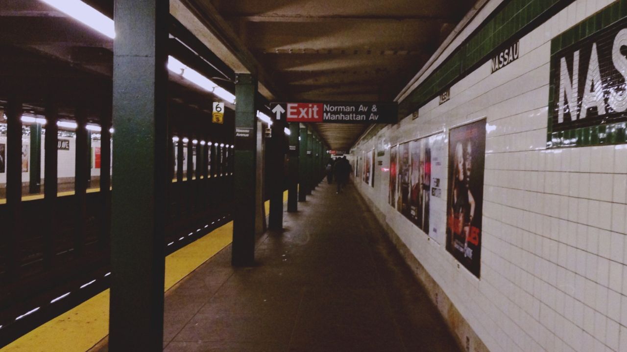 Homem morre após ser preso entre portas de metrô nos EUA
