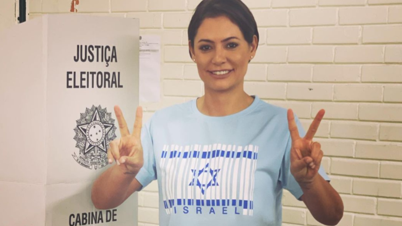 ‘Deus, pátria, família e liberdade’, escreve Michelle Bolsonaro após votar