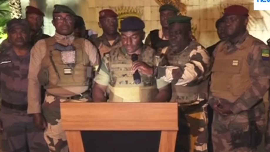 Militares realizam golpe e tomam o poder no Gabão, na África.