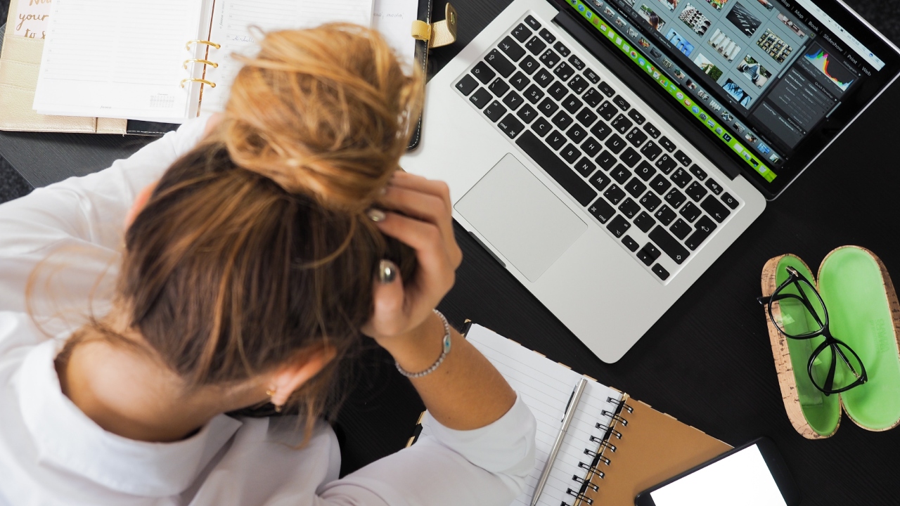 Novas pesquisas mostram que muitos millennials dependem de seus pais para pagar as contas