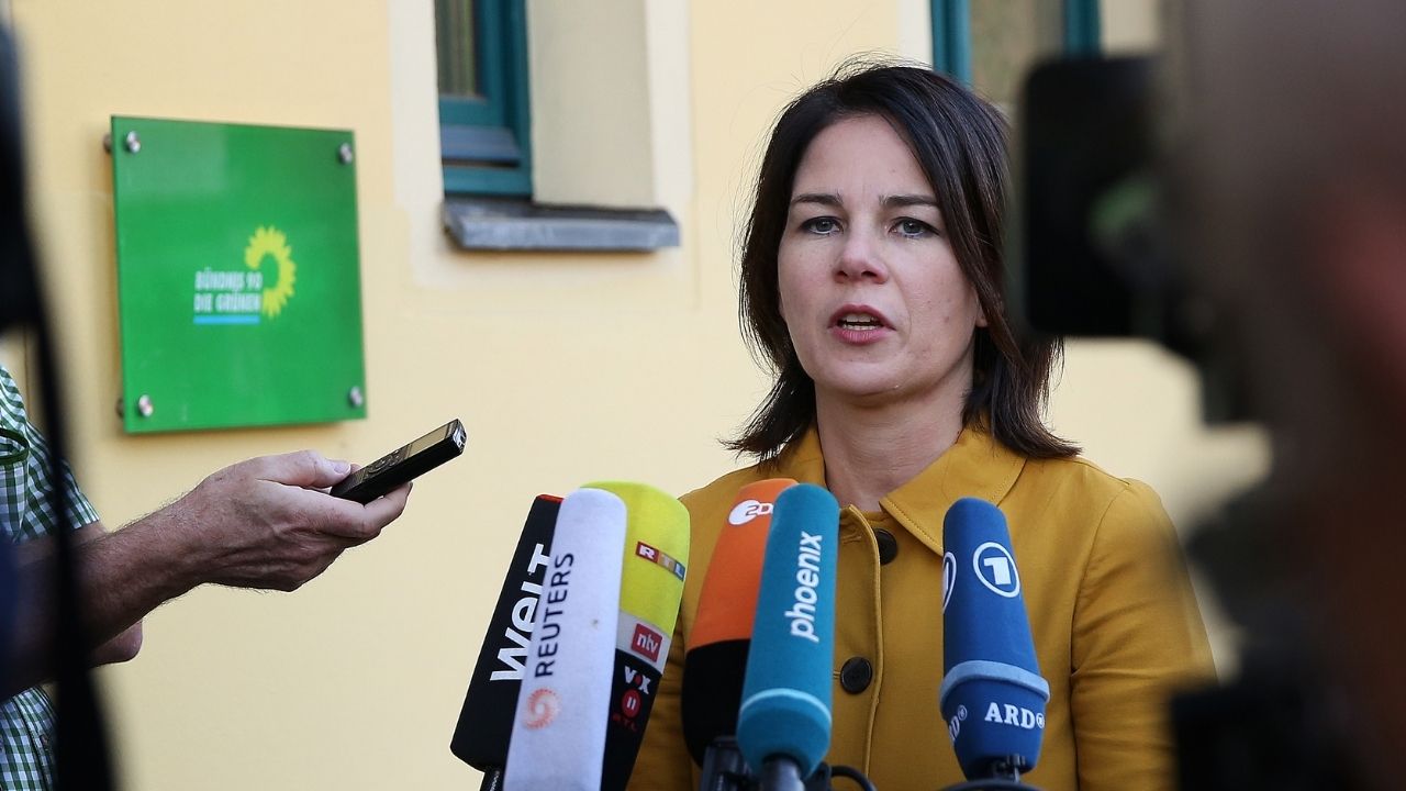 Ministra alemã pede que Putin ‘Não brinque com vidas humanas’