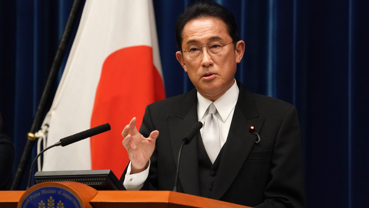 Primeiro-ministro japonês é retirado de evento após explosão