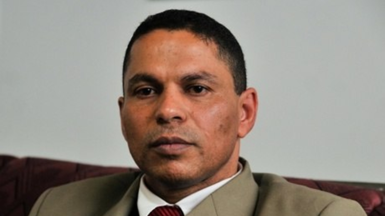 Mizael Bispo é visto deixando presídio para cumprir pena em regime aberto