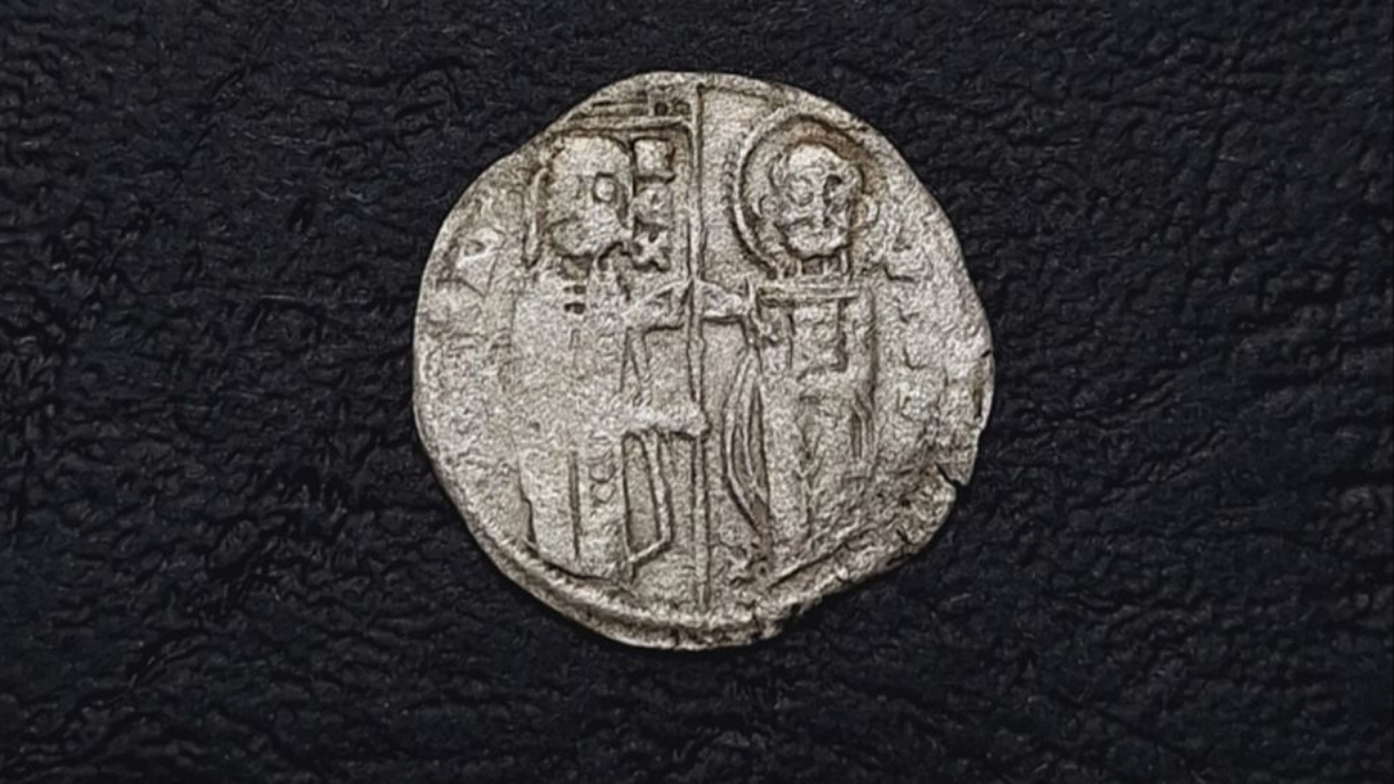 Moeda de 700 anos com desenhos de rei medieval e Jesus Cristo é encontrada na Bulgária
