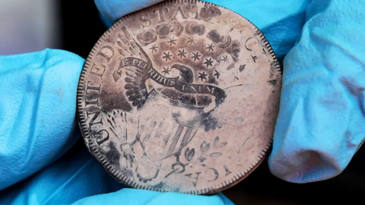 Nos EUA, cápsula do tempo revela moedas enterradas por 200 anos